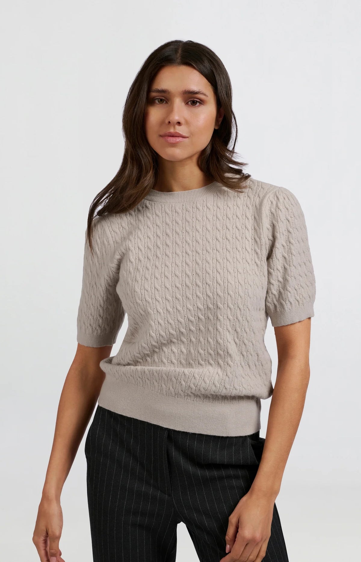 Knitted sweater with short sleeves and cable pattern