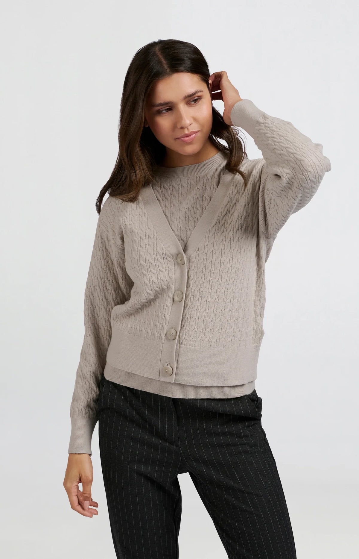 Knitted sweater with short sleeves and cable pattern