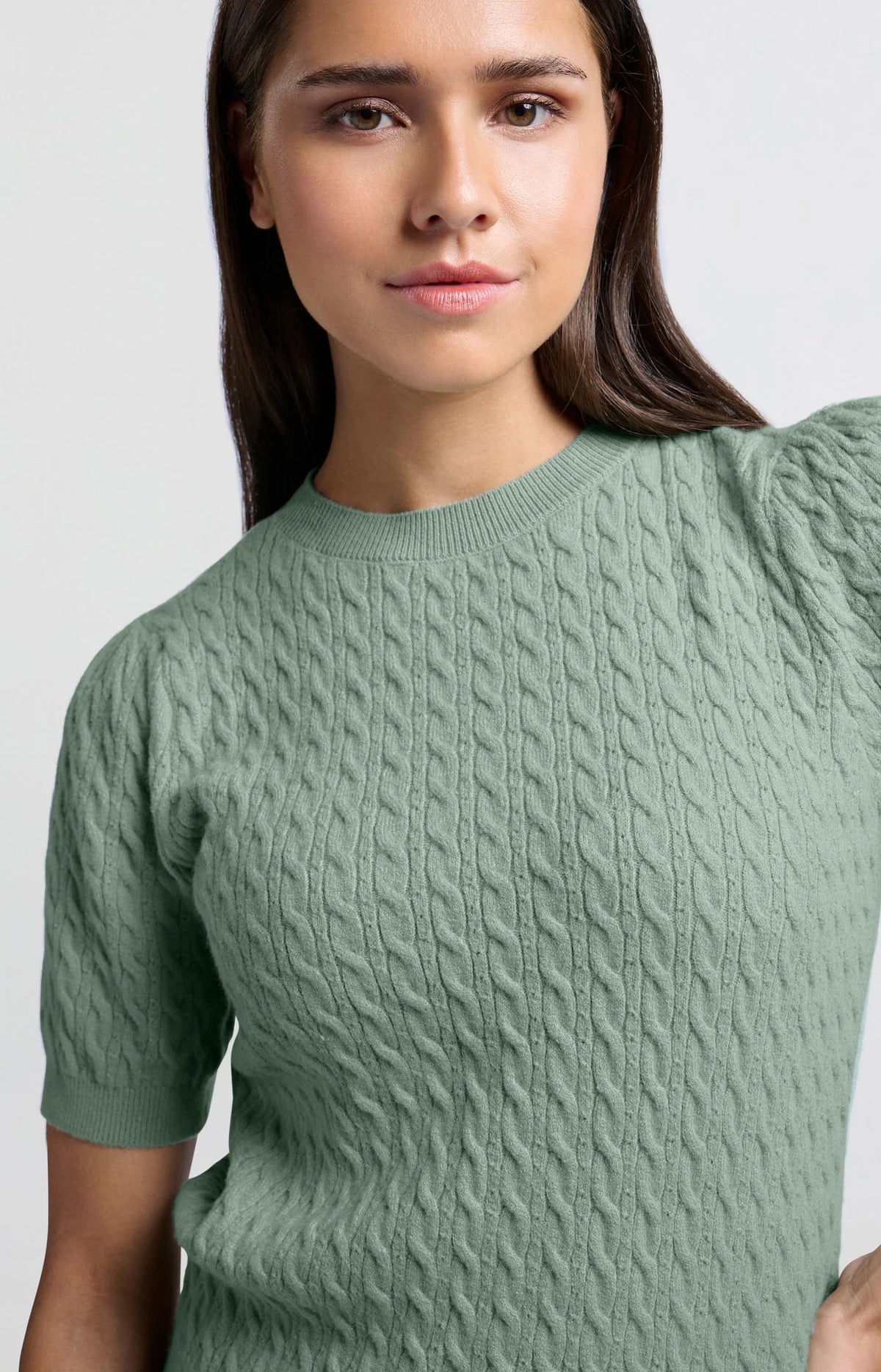 Knitted sweater with short sleeves and cable pattern