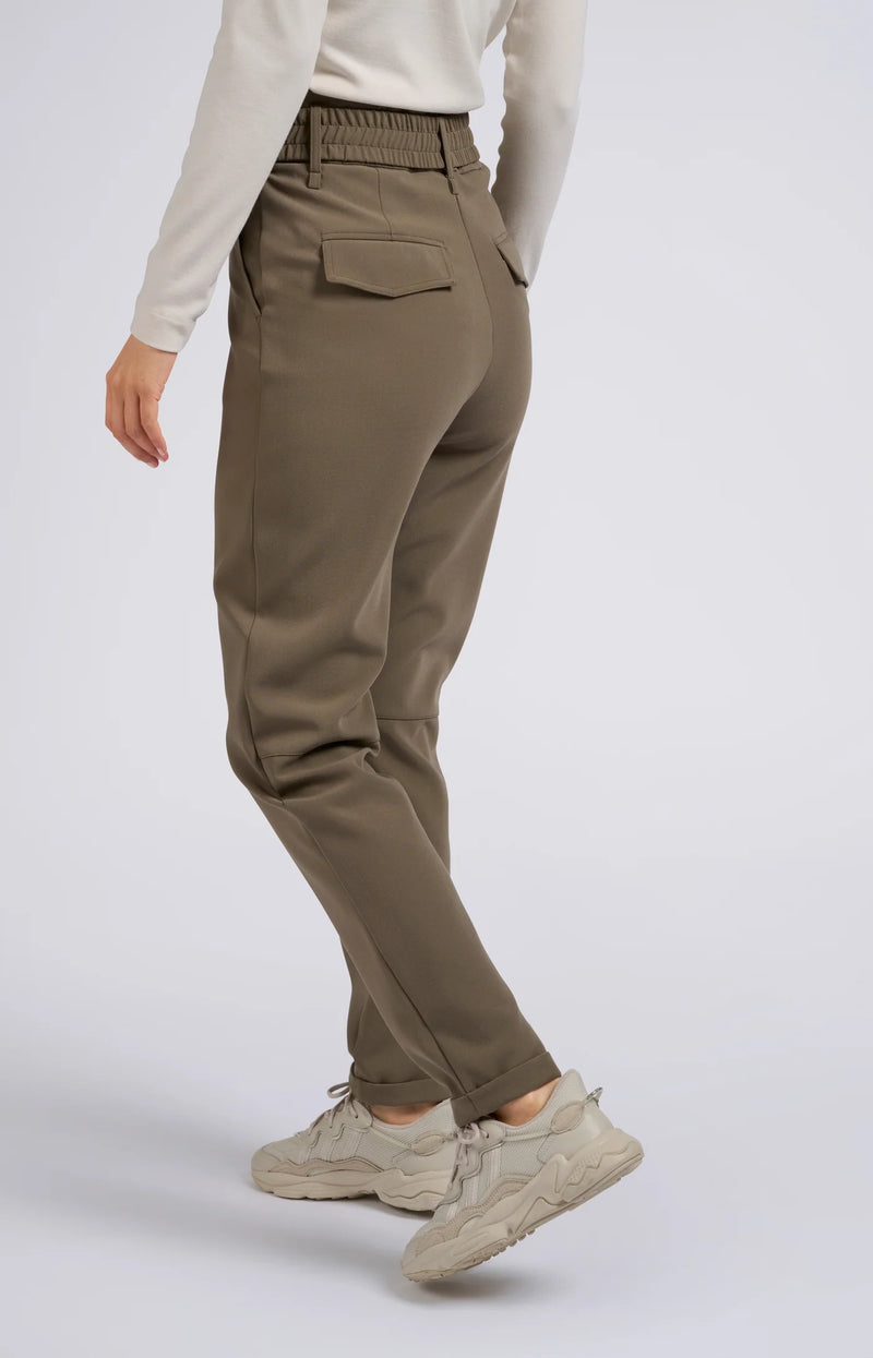 Pants with high waist and straight legs